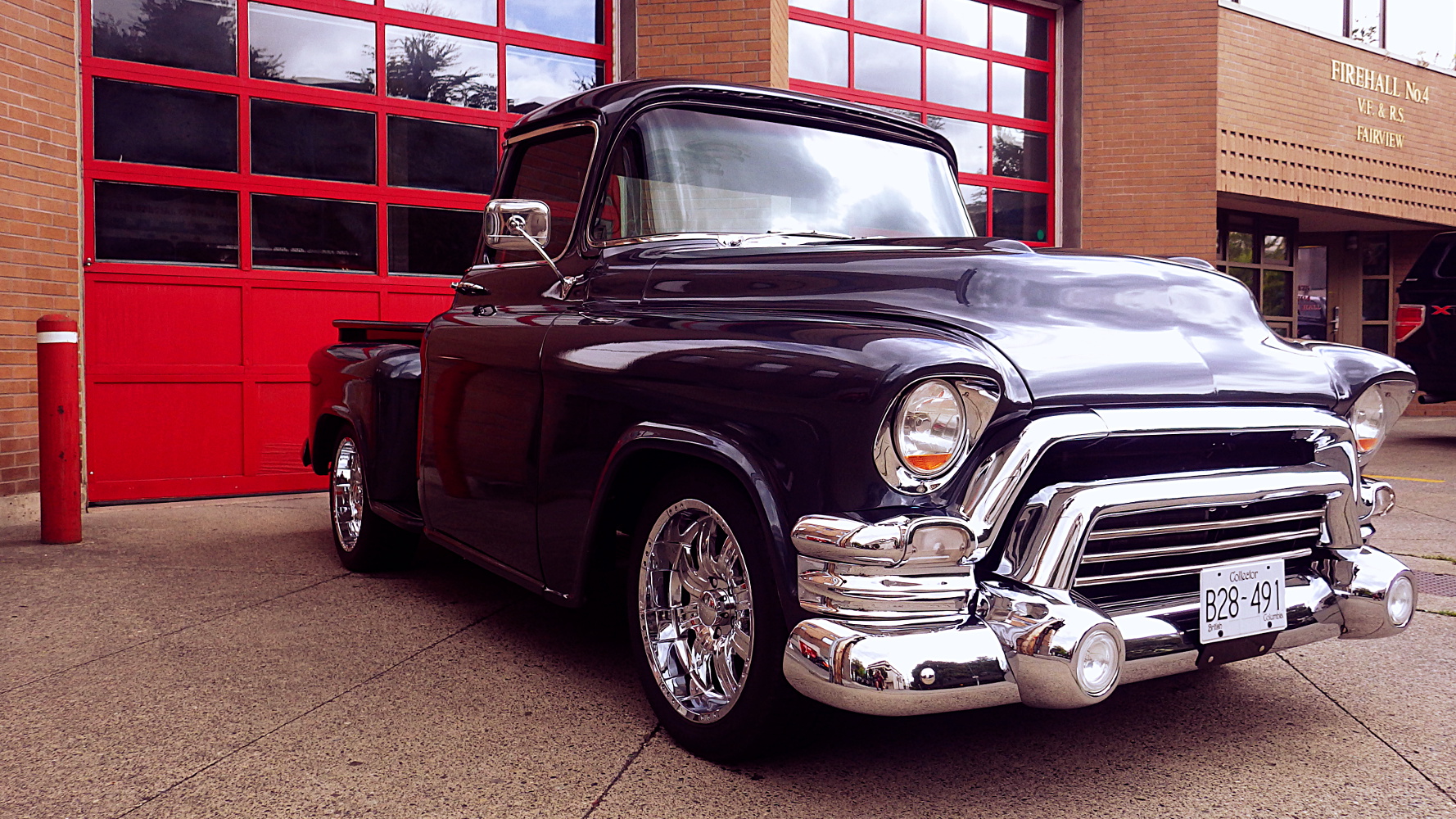 Tuesday morning this classic old 1950s pickup truck - I think it’s a GMC